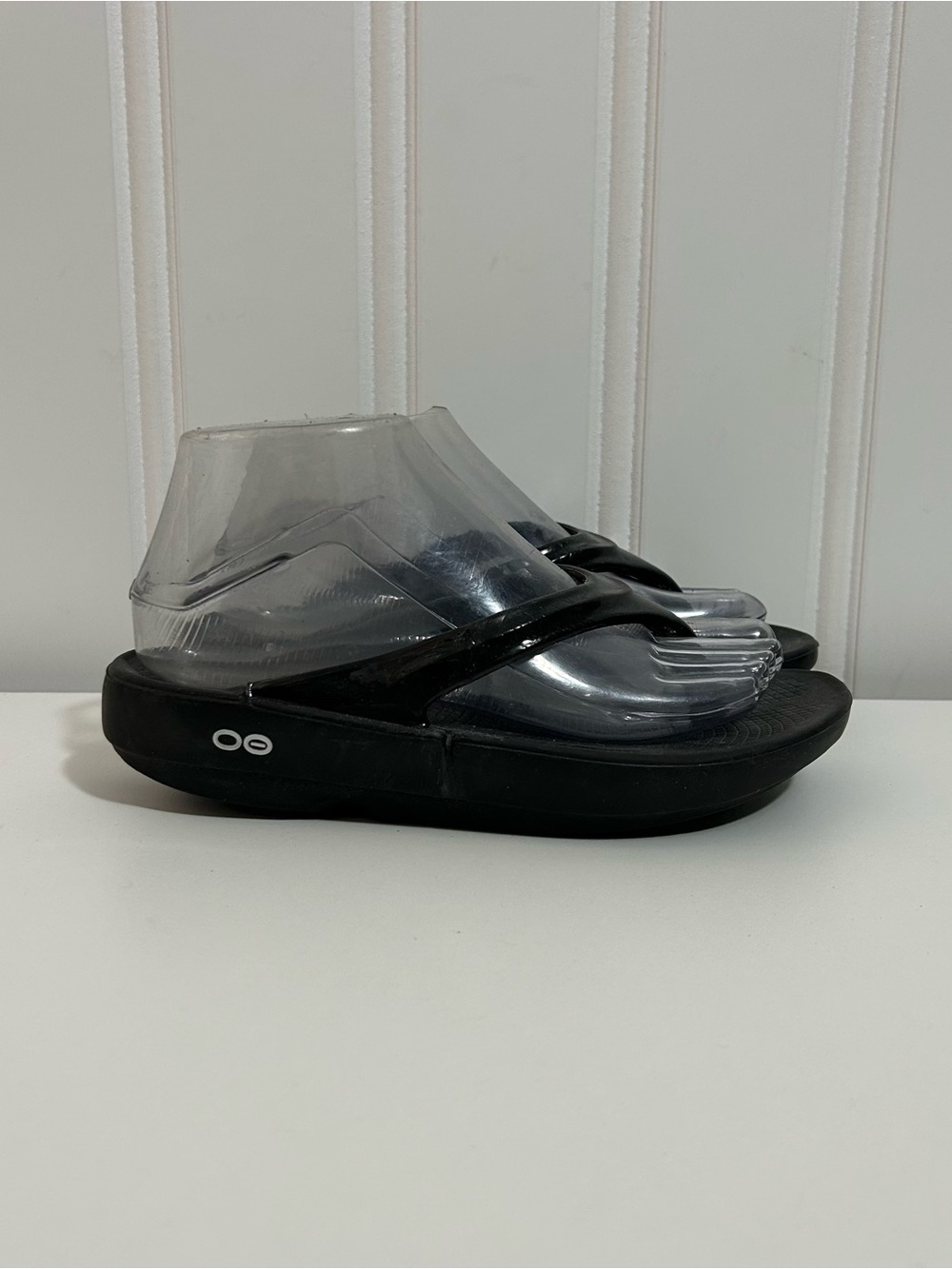 Oofos oolala In fair condition  lip flop sandals black